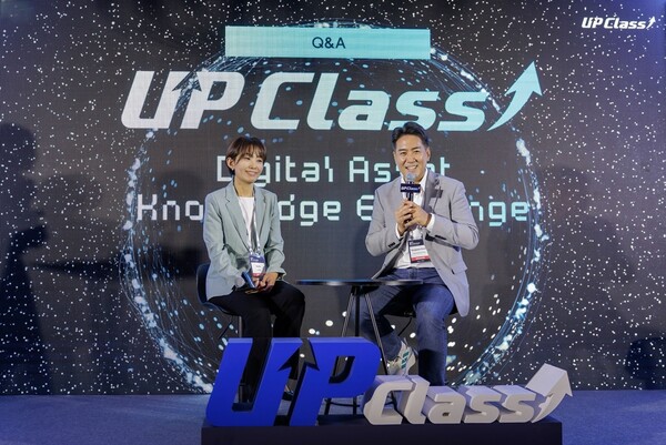 지난 9일 UDC 2025에서 열린 청년 대상 업클래스에서 고란 유튜브채널 '알고란' 대표(좌측)와 뇌과학자 장동선 박사(우측)가 질의응답 세션을 진행하고 있다. [사진=두나무]