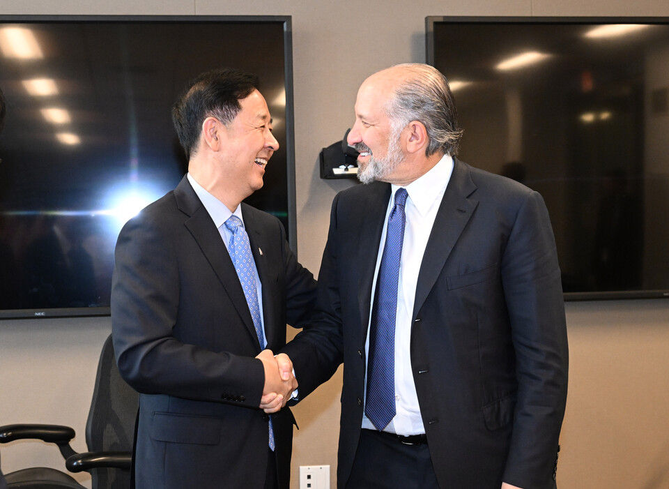 한-미 통상협의차 미국 워싱턴DC를 방문 중인 구윤철 부총리 겸 기획재정부 장관이 29일(현지시간) 미국 상무부에서 하워드 러트닉 상무장관과 통상협의에 앞서 악수를 하고 있다. [기획재정부 제공]