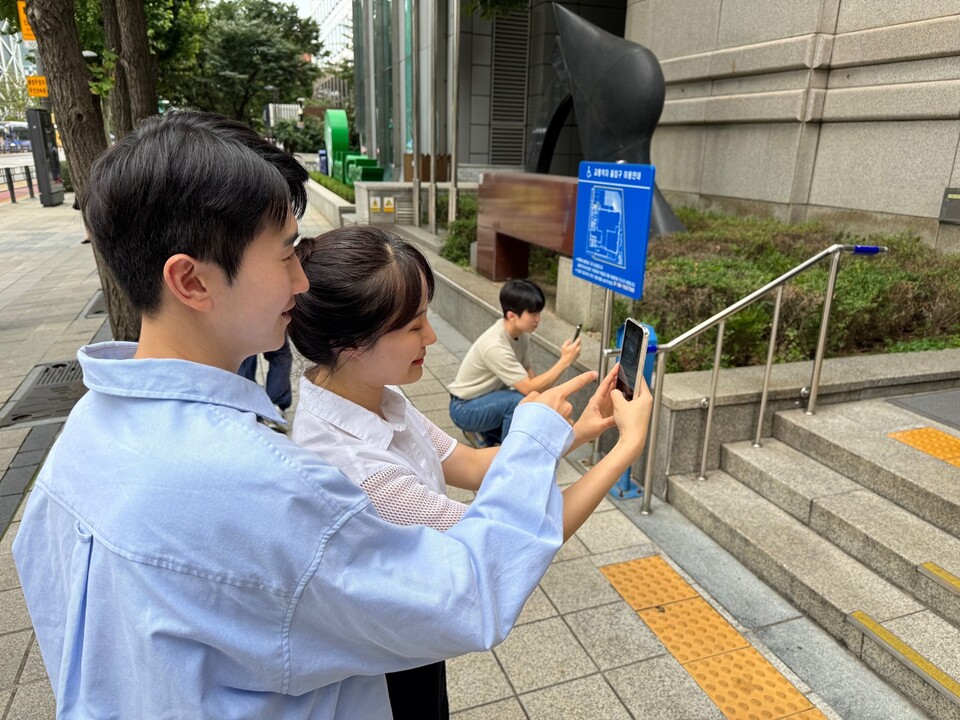 SK이노베이션 계열 구성원들이 지난 14일 로드메이커 활동에 참여해 사진을 촬영하고 있다. [SK이노베이션 제공]