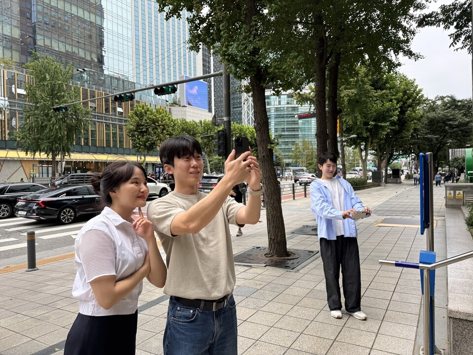 SK이노베이션 계열 구성원들이 지난 14일 로드메이커 활동에 참여해 사진을 촬영하고 있다. [SK이노베이션 제공]