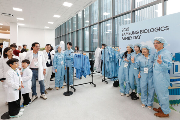 가운 입기 체험 [삼성바이오로직스 제공]
