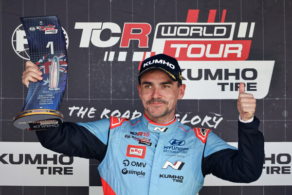 노버트 미첼리즈 선수가 12일~14일 열린 '2025 TCR 월드투어' 5라운드 호주 대회 첫 번째 레이스에서 우승을 차지하고 포디움에서 기뻐하는 모습 [현대자동차 제공]