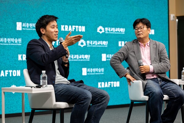 15일 한국고등교육재단 빌딩에서 열린 최종현학술원·한국고등교육재단·크래프톤 공동 주최 특별 강연에서, 서동진 뉴럴링크 공동 창업자가 정재승 KAIST 뇌인지과학과 학과장 겸 융합인재학부 학부장과 함께 대담을 진행하고 있다 [최종현학술원 제공]