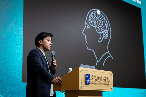 15일 강남구 한국고등교육재단 빌딩에서 열린 최종현학술원·한국고등교육재단·크래프톤 공동 주최 특별 강연에서 서동진 뉴럴링크 공동 창업자가 뇌-컴퓨터 인터페이스의 미래를 주제로 강연하고 있다 [최종현학술원 제공]