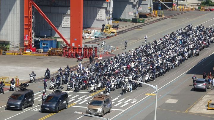 HD현대중공업 노동조합이 지난 3일 4시간 부분파업을 벌인 가운데 노조 조합원들이 사내 도로를 돌며 오토바이 경적 시위를 진행하고 있다. (HD현대중공업 노동조합 제공]