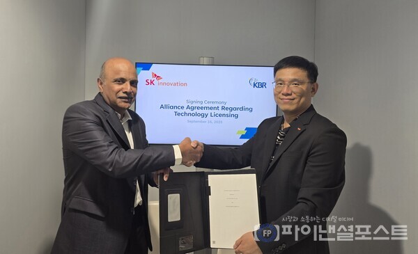 김필석 SK이노베이션 환경과학기술원장(오른쪽)과 Gautham Krishnaiah KBR CTO(왼쪽)가 Fastmarkets에서 개최한 European Battery Raw Materials Conference에서 수산화리튬 회수 기술 상용화를 위한 양해각서(MOU)를 체결하고 있다. [SK이노베이션 제공]