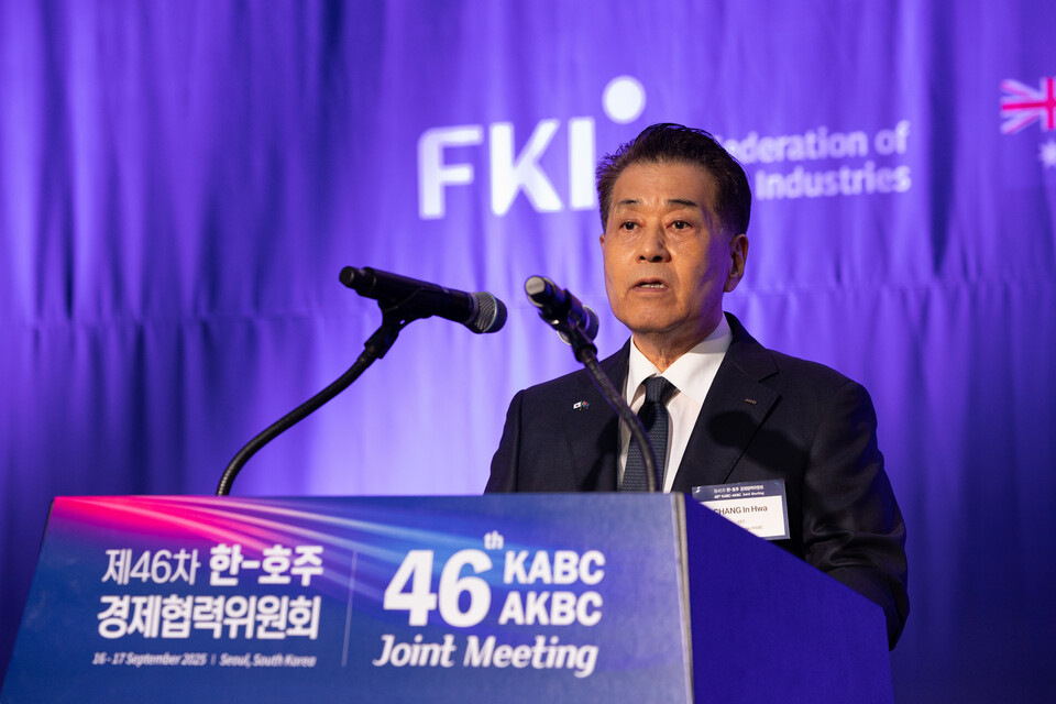 17일 열린 ‘제46차 한-호주 경제협력위원회 합동회의‘에서 장인화 포스코그룹 회장이 개회사를 하고 있다. [[포스코 제공]