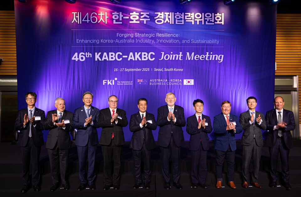 17일 여의도 FKI타워에서 ‘제46차 한-호주 경제협력위원회 합동회의‘가 개최됐다. 사진 왼쪽 세번째 부터 김창범 한경협 부회장, 제프 로빈슨 주한호주대사, 장인화 포스코그룹 회장, 마틴 퍼거슨 AKBC 위원장, 박종원 산업통상자원부 통상차관보. [포스코 제공]