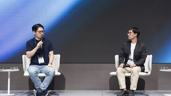 최성환 SK네트웍스 사업총괄 사장과 김성훈 업스테이지 대표가 '소버린 AI의 미래'를 주제로 대담을 진행하는 모습 [SK네트웍스 제공]