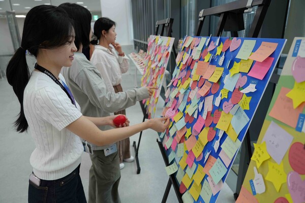 삼성바이오로직스 임직원들이 22일 진행된 '마음챙김 응원 데이' 이벤트에 참여하고 있다 [삼성바이오로직스 제공]