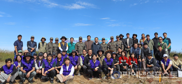 이달 23일 양구군 민통선 내 6·25 전사자 유해 발굴지에서 'DMZ 산림 훼손지 복원 행사'에 참여한 효성그룹 임직원과 이건종 효성화학(주) 대표, 임영석 국립수목원장, 남진오 육군 제21사단장, 서흥원 양구군수 등 인사들이 기념사진을 찍고 있다. [효성그룹 제공]