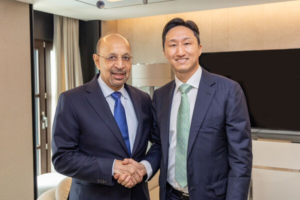 정기선 HD현대 수석부회장(오른쪽)이 25일 칼리드 알팔리(H.E. Khalid AlFalih) 사우디 투자부 장관을 만나 사업 협력을 논의했다 [HD현대 제공]