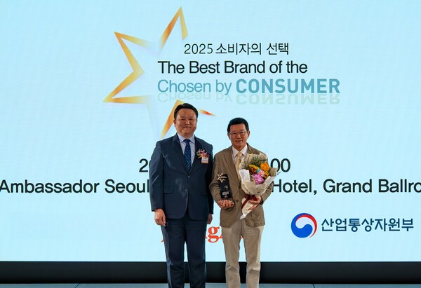 김기태 보람상조 대표이사(우측)가 2025 소비자의 선택 시상식에서 기념촬영을 하고 있다. [사진=보람그룹]