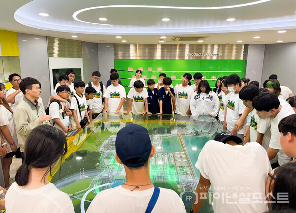 우리가 그린히어로 중학생 활동가들이 LG화학 대산공장을 탐방하여 공장 소개를 듣고 있다. [LG화학 제공]