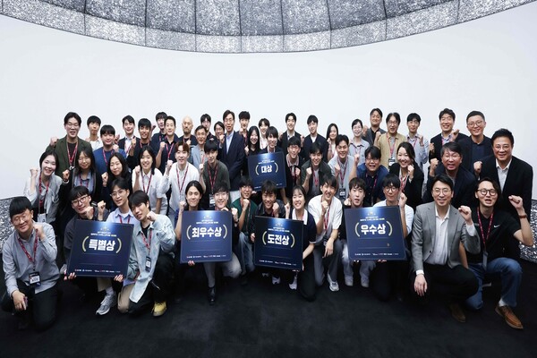 LG CNS가 주최한 '최적화 그랜드 챌린지 2025' 시상식 후 대회 수상자, 관계자들이 기념사진을 촬영하고 있다 [LG CNS 제공]
