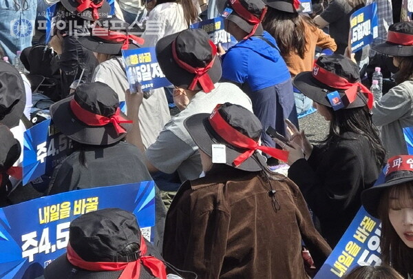 라벨도 채 떼지 못하고...급히 시위 현장에 나온 지방은행 노조원들. [사진=임혜현 기자]