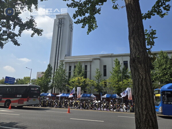 26일 금융노조 총파업 집회 인원은 광화문에서부터 길을 따라 멀리 시청역 부근 서울시의회까지 자리를 차지했다. [사진=임혜현 기자]