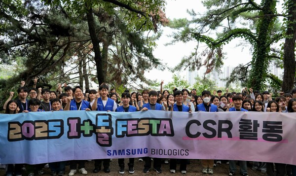 삼성바이오로직스 신규 직원들이 입사 1주년 기념행사의 하나로 진행된 연탄 나르기 봉사활동을 마친 후 기념촬영을 하고 있다 [삼성바이오로직스 제공]