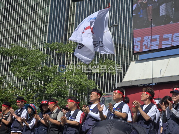 금융노조가 26일 총파업 집회를 광화문에서 진행했다. 세간에서는 1억 연봉인들의 배부른 투정이라고 비판한다. 다만 일각에서는 금융노조의 주 4.5일제 추진 진심을 들여다 볼 때 고액연봉 프레임을 한번쯤 배제하고 관찰해 달라고 반박한다. [사진=임혜현 기자]