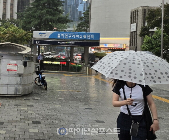 최근 우리나라에서도 기후 변화가 감지된다. 열대 스콜처럼 강한 비가 일시에 내리기도 하고 극심한 가뭄에 시달리는 지역이 나오기도 한다. 사진은 갑자기 폭우가 쏟아지는 서울 시내 모습이다. 이런 기후 이슈 부각 국면에서 EU 기후 벤치마크를 배워 우리도 관련 지수 개발을 할 필요가 높다. 한국은행에 따르면 이 같은 지수 개발로 주식시장을 통한 녹색금융 투자가 활성화될 수 있다. [사진=임혜현 기자]