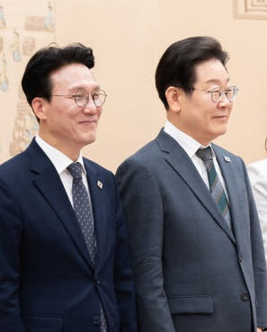 김민석 국무총리(좌측)가 이재명 대통령과 함께 한 모습 [사진=대통령실]