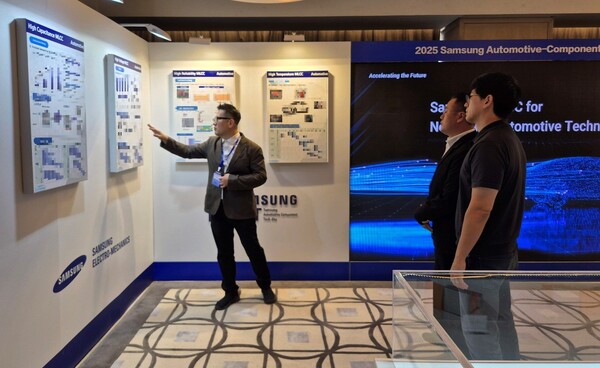 삼성전기 직원이 2025 SAT에서 고객에게 제품을 설명하고 있다 [삼성전기 제공]