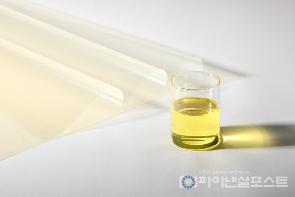 LG화학의 반도체 패키징용 액상PID(오른쪽)와 필름PID(왼쪽). [LG화학 제공]