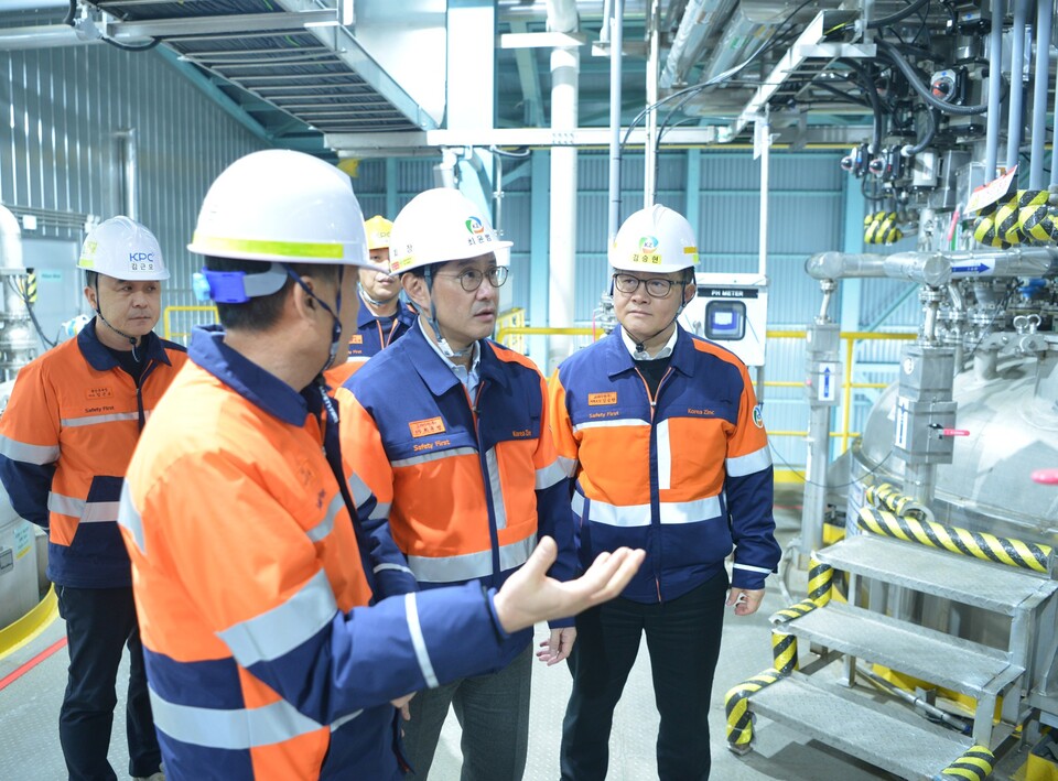 지난달 31일 최윤범 고려아연 회장이 울산 온산제련소를 방문해 공장 내부를 둘러보고 있다. [고려아연 제공]