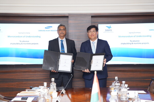 남궁금성 삼성중공업 생산지원본부장(오른쪽)과 비핀 쿠마 삭세나(Vipin Kumar Saxena) 인도 스완 조선소 CEO가 MOU 기념 사진을 촬영하고 있다 [삼성중공업 제공]