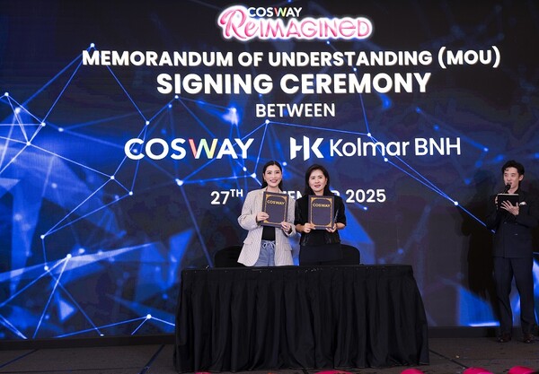 윤여원 대표 콜마비앤에이치(오른쪽)가 크리세이스 탄 코스웨이 CEO와 전략적 업무 협약을 체결한 뒤 기념사진을 촬영하고 있다 [콜마비앤에이치 제공]