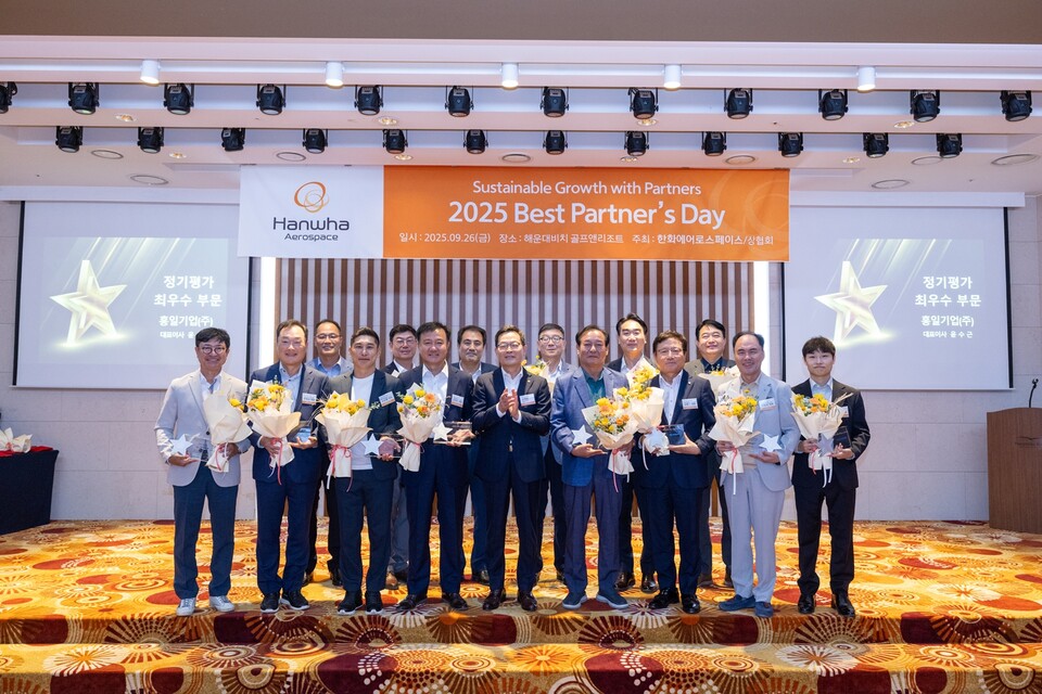 26일 부산에서 열린 '2025 베스트 파트너스 데이'에서 손재일 한화에어로스페이스 대표(첫째줄 가운데)와 우수 협력사로 선정된 업체 대표들이 기념 사진을 찍고 있다. [한화에어로스페이스 제공]