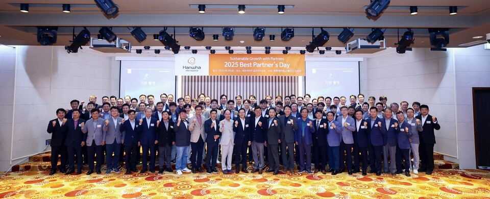 26일 부산에서 열린 '2025 베스트 파트너스 데이'에 참가한 손재일 한화에어로스페이스 대표(첫째줄 가운데)와 협력사 대표들이 기념 사진을 찍고 있다. [한화에어로스페이스 제공]