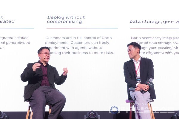 이달  30일 여의도 콘래드호텔에서 열린 LG CNS 고객초청 행사 'AX페어 2025'에서 LG CNS AI센터장 진요한 상무(오른쪽)와 코히어 공동 창업자 아이반 장(Ivan Zhang)이 대담을 진행하고 있는 모습. [LG CNS 제공]