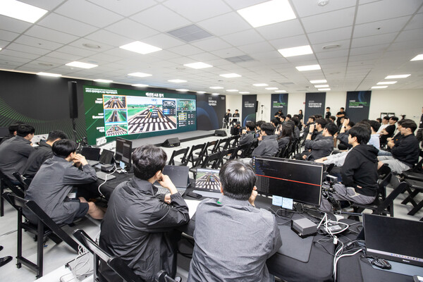 2025 자율주행 챌린지 2차 대회 예선 참가 대학생들이 가상도로 환경에서 자율주행 미션을 수행하고 있다 [현대차그룹 제공]