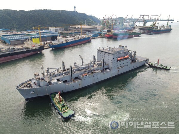 정기 정비를 위해 울산 HD현대미포 인근 염포부두에 입항 중인 미 해군 소속 4만1000톤급 화물보급함 ‘USNS 앨런 셰퍼드함’. [HD현대 제공]