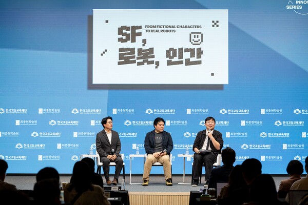 29일 강남구 한국고등교육재단 빌딩에서 열린 최종현학술원·한국고등교육재단 공동 주최 '과학+α 융합 토크' 강연에서 참석자들이 토론을 하고 있다. 왼쪽부터 김영재 LG전자 HS연구센터 수석연구위원, 김주형 일리노이대 어바나-샴페인(UIUC) 교수, 곽재식 숭실사이버대 교수 겸 작가 [최종현학술원 제공]