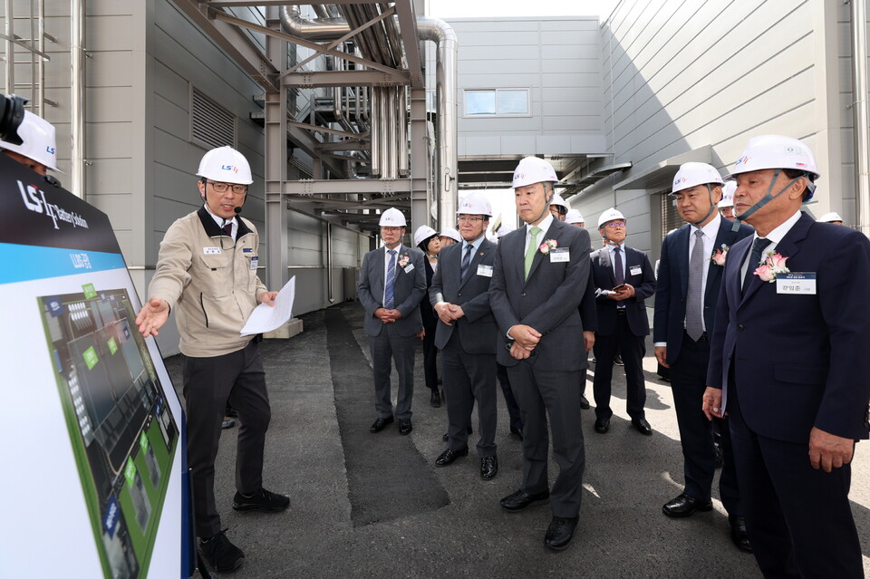 LLBS 준공식에 참석한 (가운데부터 우측으로) 구자은 LS 회장, 김관영 전북도지사, 강임준 군산시장이 김한길 LLBS 생산부문장으로부터 공장 투어에 대한 설명을 듣고 있다. [LS그룹 제공]