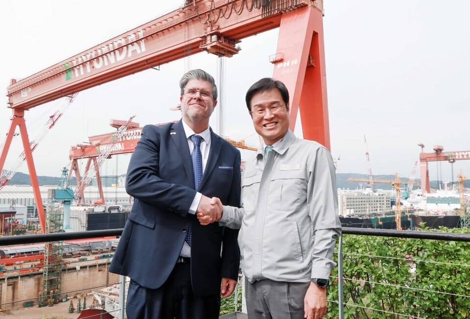 주한 캐나다 대사 필립 라포르튠(Philippe Lafortune) 일행이 30일(화) HD현대중공업 울산 본사를 방문해 잠수함 건조 역량을 확인했다. [HD현대중공업 제공]