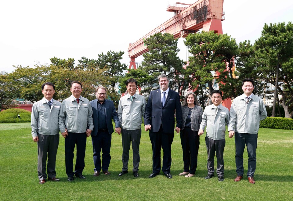 주한 캐나다 대사 필립 라포르튠(Philippe Lafortune) 일행이 30일(화) HD현대중공업 울산 본사를 방문해 잠수함 건조 역량을 확인했다. [HD현대중공업 제공]