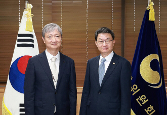 이억원 금융위원장(우측)이 서울 종로구 정부서울청사 금융위원장 접견실로 이찬진 금융감독원장을 불러 첫 회동을 갖는 모습이다. [사진=금융위원회]