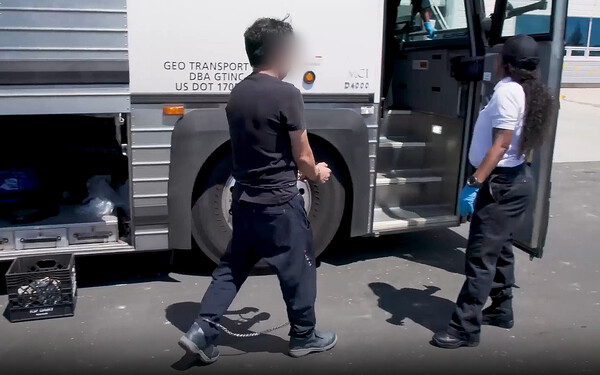 현대차그룹-LG에너지솔루션의 합작 배터리 공장 건설 현장에서 한국인 근로자가 구금 조치되고 있다 [미국 이민세관단속국 제공]