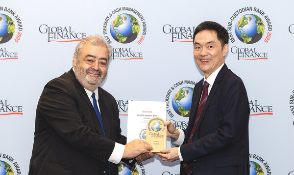 권우철 하나은행 수탁영업부 팀장(사진 오른쪽)이 안드레아 피아노 글로벌파이낸스 편집장으로부터 상패를 받고 있다. [사진=하나은행]