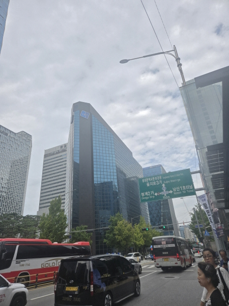 을지로에 위치한 IBK기업은행 본점 전경. 기업은행은 국책은행으로서 급여체계 등에 많은 제약을 받고 있는 중에 중소기업은행들을 돕는 데 최선의 노력을 다하고 있다. 아울러 시중은행들과 일반소매금융 영업 경쟁도 펼치고 있다. [사진=임혜현 기자]