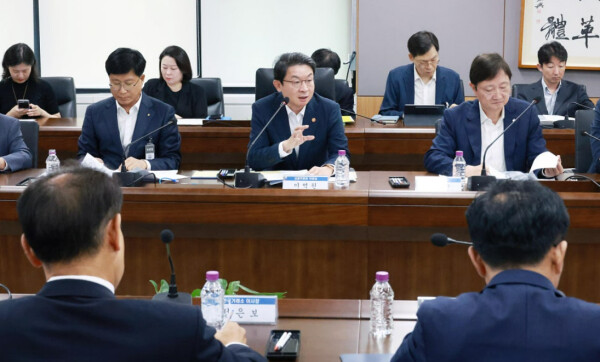 이억원 금융위원장(중앙)이 2일 정부서울청사에서 열린 '금융 유관기관장 긴급 간담회'에서 발연하고 있다. [사진=금융위원회]