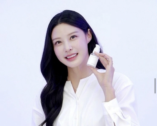 조민씨가 자신의 화장품 브랜드 세로랩스를 적극 홍보하고 있는 가운데 최근 신라면세점 입점 소식이 전해졌다. [사진=조민 인스타그램]