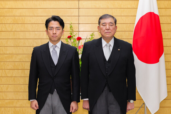 왼쪽부터 고이즈미 신지로  농림수산상, 이시바 시게루 일본 총리 [Wikimedia 제공]