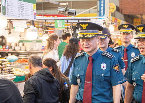 사진 중앙에 박정보 서울지방경찰청장의 모습이 보인다. 그는 대유공업전문대를 졸업하고 간부후보생으로 경찰에 입문(경위 채용), 진도경찰서장, 전남지방경찰청장 등을 역임한 입지전적 이력의 소유자다. '수사통'으로 분류된다. [사진=서울지방경찰청]