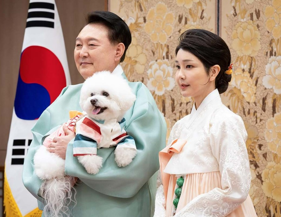 윤석열 대통령과 부인 김건희 여사가 한가위 명절 인사를 전했다고 대통령실이 13일 밝혔다. [대통령실 제공]