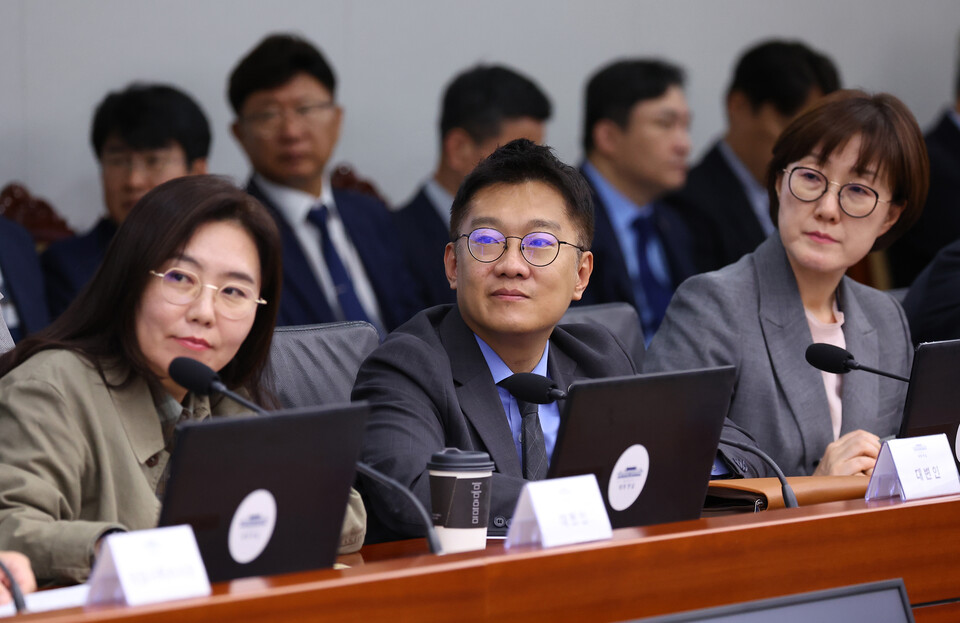 강유정(왼쪽부터) 대변인, 김남준 대변인, 김현지 제1부속실장이 2일 서울 용산 대통령실 청사에서 열린 수석보좌관회의에서 이재명 대통령의 발언을 듣고 있다. [대통령실 공동취재]