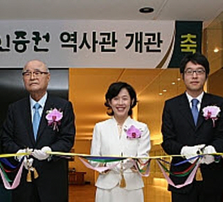 대신 오너 일가 3대의 모습이다. 왼쪽부터 고 양재문 창업회장, 며느리인 이어룡 회장, 3세인 양홍석 부회장 [사진=대신증권]